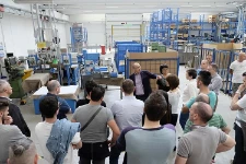 Luca Comunello conduce un tour dimostrativo all'interno della seded di via Portile