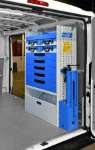 Vano di carico del NV250 con compressore fissato sul passaruota e cinghie di ancoraggio