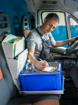 Organizer Syncro fissato al sedile passeggero e usato come scrittoio in cabina