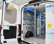 Pali fermacarico, scaffali con grondaia e accessori per Transit Ford