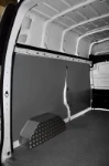 Pannelli di protezione in lamiera, pianale e copriruota in legno multistrato nel lato sinistro del NV300