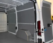 Rivestimento lato sinistro del Dacia Dokker con copriruota in alluminio mandorlato