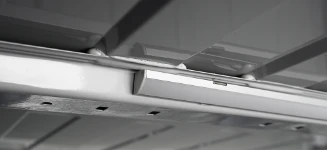 Plafoniera LED montata sul montante del furgone