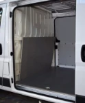 Protezione in legno marmato della paratia divisoria su Fiat Ducato