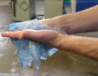 Pulire le mani con le salviette Scrubs