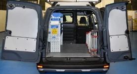 Renault Kangoo allestito con pannellatura, pianale in legno e scaffalature