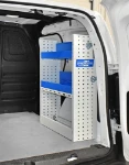 Ripiani suddivisi da divisori sulla scaffalatura del Renault Kangoo