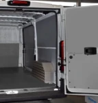 Modulo destro dell'allestimento Syncro Ultra nel NV250, con pannello portautensili e cassettiera