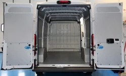 Rivestimento interno con pianale e pannellatura per NV250