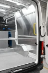 Rivestimento in alluminio della parete laterale del MAN TGE con vano portaoggetti sul passaruota