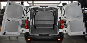 Rivestimento interno in legno e lamiera e portatutto per Vivaro