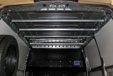 Rotaie Syncroblock per barre appendiabiti montate sul soffitto del vano di carico