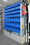 Scaffalatura con contenitori in plastica