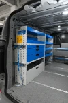 Scaffalatura del Volkswagen Transporter con cinghie, ripiani, scomparti e cassetti