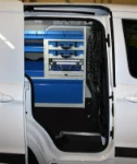 Scaffale su Courier visto dalla porta laterale