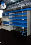Scaffali e cassetti sul Master lato sinistro