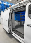 Scaffali sull'Opel Vivaro dalla porta laterale