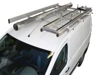 Un portascale basculante e un portatubi sul tetto del Proace Toyota