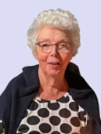 Una sorridente Maria posa per uno scatto ufficiale 