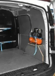 Vano di carico del NV250 con compressore fissato sul passaruota e cinghie di ancoraggio