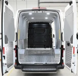 Vano di carico vuoto del MAN TGE con rivestimento pareti e pavimento in alluminio antisdrucciolo
