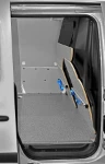 Vano posteriore del NV250 con pianale in multistrato marino resinato e pannellatura in preverniciato