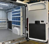 Modulo destro dell'allestimento Syncro Ultra nel NV250, con pannello portautensili e cassettiera
