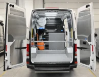 Vista d'insieme del vano di carico del MAN TGE con avvolgitubo, compressore e cassettiera Syncro