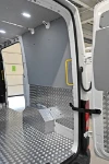 Vista laterale del vano di carico del MAN TGE con rivestimento in alluminio antisdrucciolo