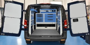 Vito allestito con scaffalature su due lati e cassettiera centrale
