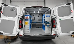 Volkswagen Transporter allestito con rivestimenti e scaffalature